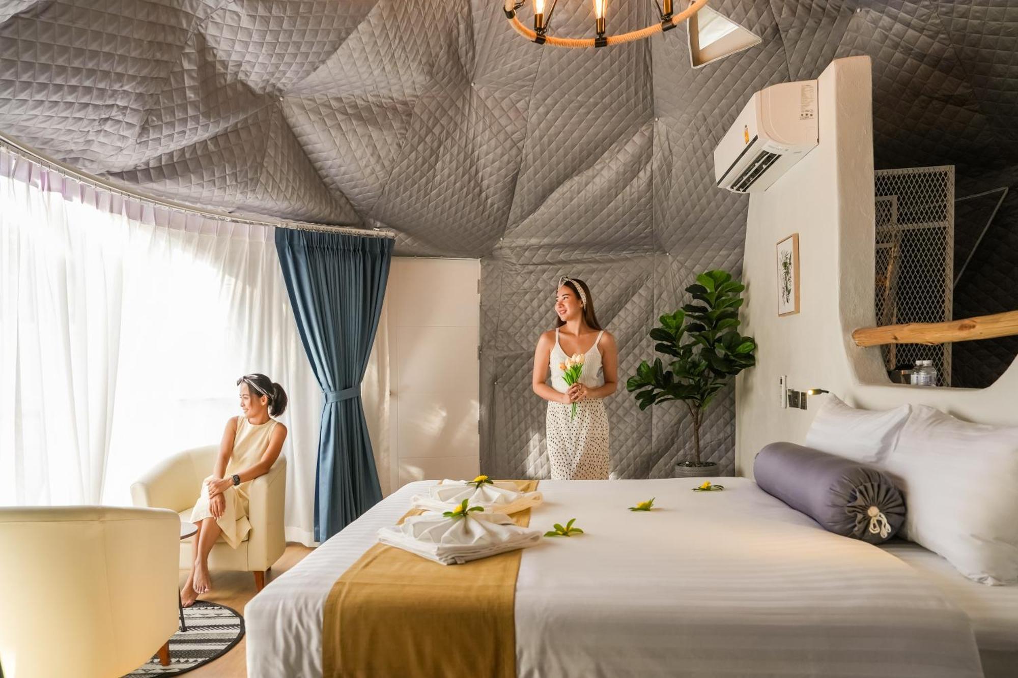 Le Resort And Villas Rawai Zewnętrze zdjęcie A bedroom in the resort