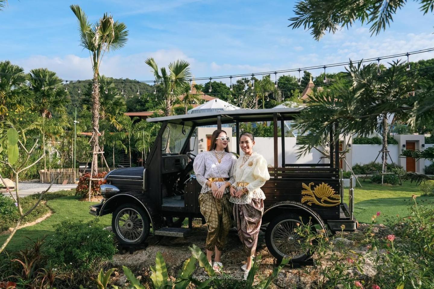Le Resort And Villas Rawai Zewnętrze zdjęcie Thai people in traditional Thai dress