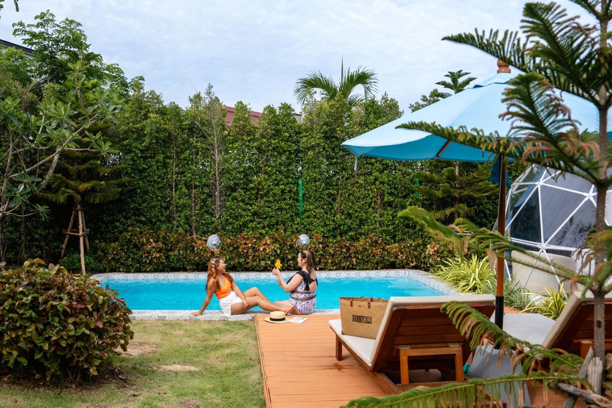 Le Resort And Villas Rawai Zewnętrze zdjęcie A pool in Phuket, Thailand