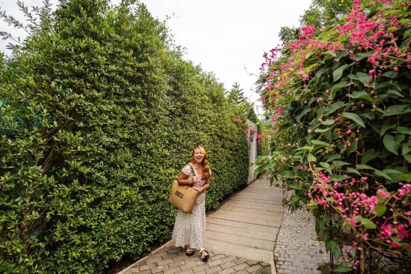 Le Resort And Villas Rawai Zewnętrze zdjęcie A tourist at the garden