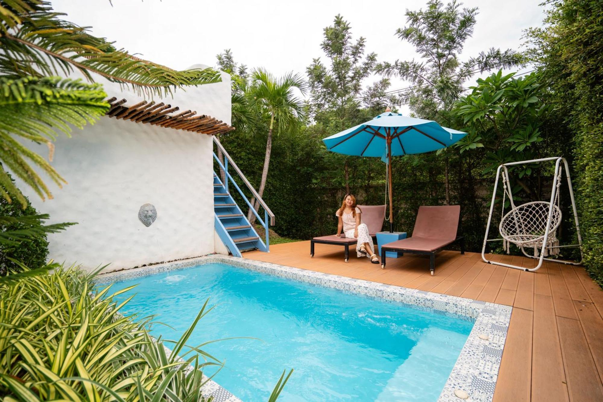 Le Resort And Villas Rawai Zewnętrze zdjęcie A private pool at a resort in Thailand