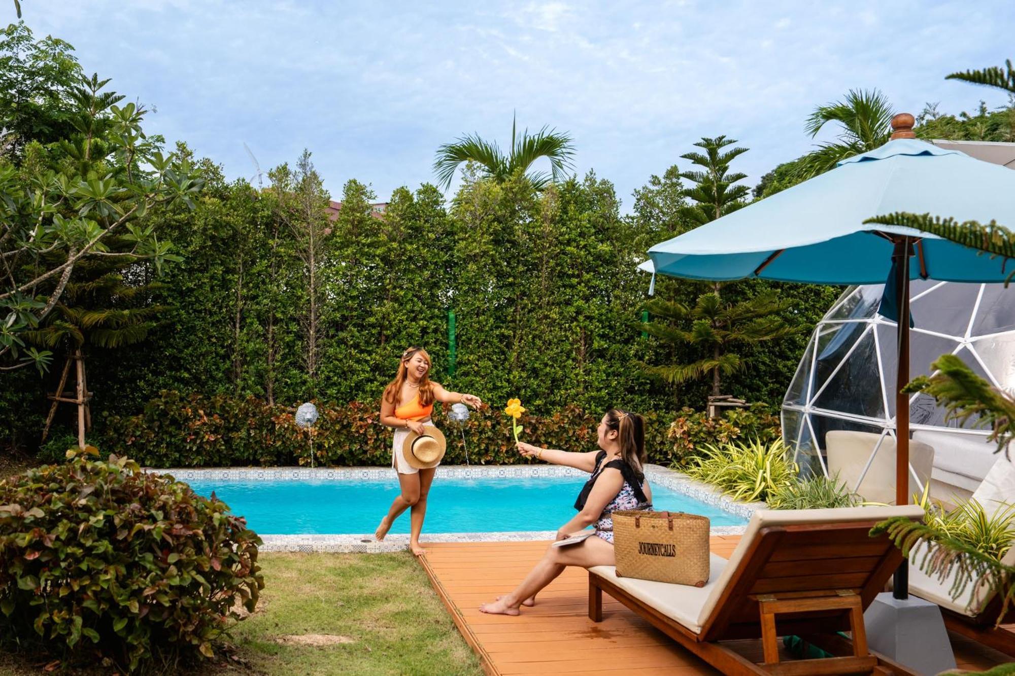 Le Resort And Villas Rawai Zewnętrze zdjęcie A pool at a resort in Phuket, Thailand