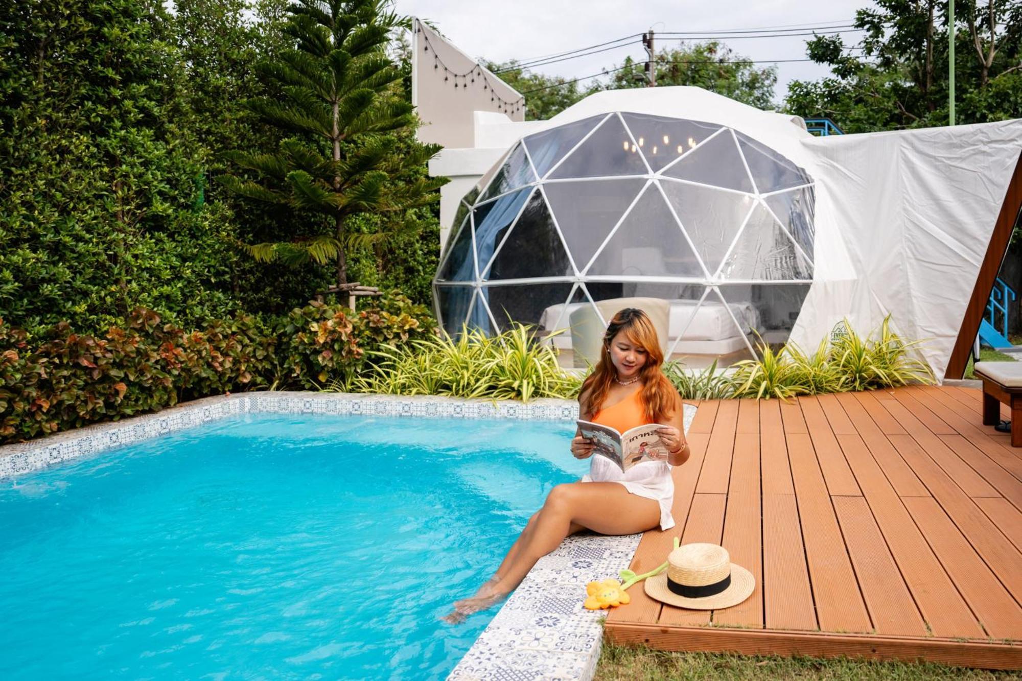 Le Resort And Villas Rawai Zewnętrze zdjęcie A woman relaxing at a poolside